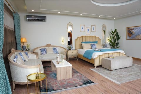 Communal lounge/ TV room, Solarium, TV and multimedia, View (from property/room), Business facilities, Seating area, Food, internet, room service