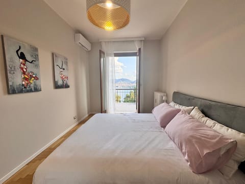 Bed, Photo of the whole room, Bedroom, air conditioner