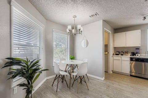 Chic 2B - 2BA Getaway - Cedar Park - North Austin Apartment in Jollyville