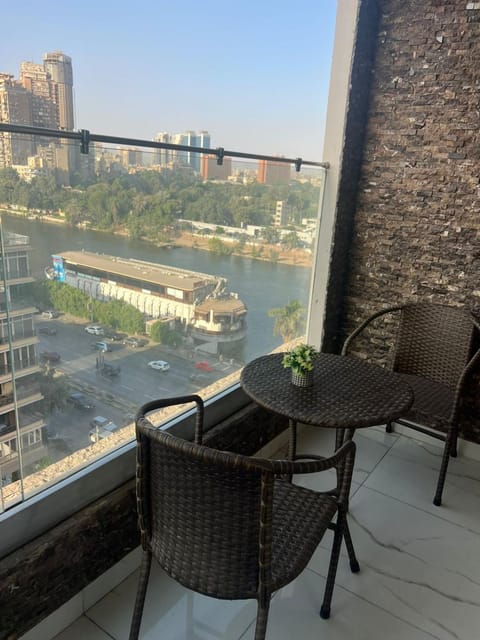 Patio, Natural landscape, View (from property/room), Balcony/Terrace, Living room, Seating area, Dining area, City view, Lake view, River view