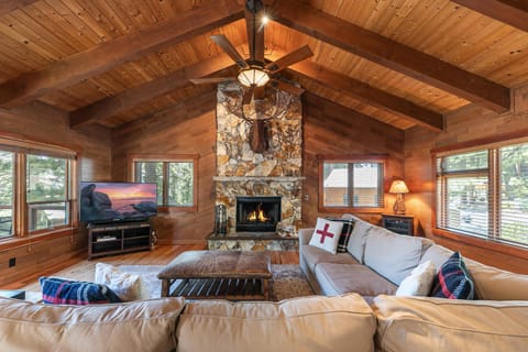 Twin Hollow at Dollar Point by Tahoe Getaways - 5BR w Game Room & Hot Tub House in Dollar Point