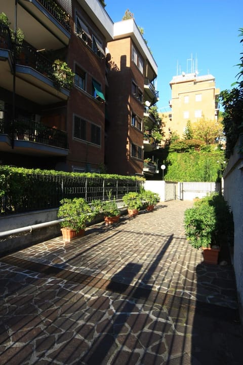 Neighbourhood, On site