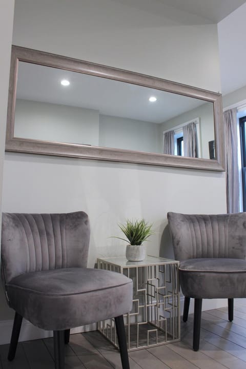 Beautiful 2 BED 2 BATH Soaker Tub Apartment in Albany