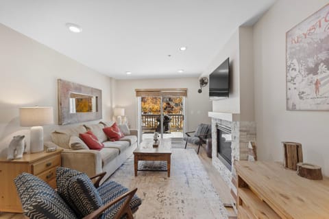 Day, TV and multimedia, Balcony/Terrace, Living room, Seating area, Mountain view, fireplace, furniture