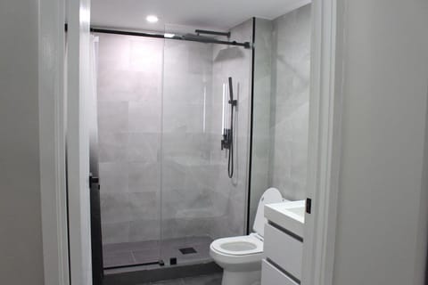 2 bdrm Modern & Hip Apt with Private Patio Apartment in Albany