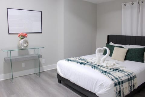 2 bdrm Modern & Hip Apt with Private Patio Apartment in Albany