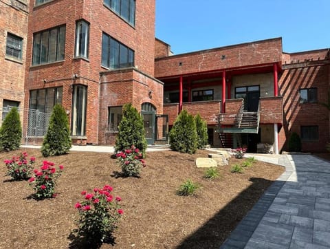 2 bdrm Modern & Hip Apt with Private Patio Apartment in Albany