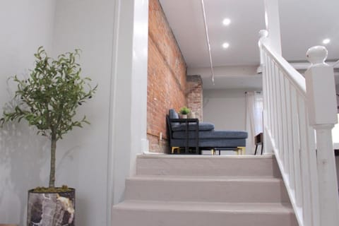 2 bdrm Modern & Hip Apt with Private Patio Apartment in Albany