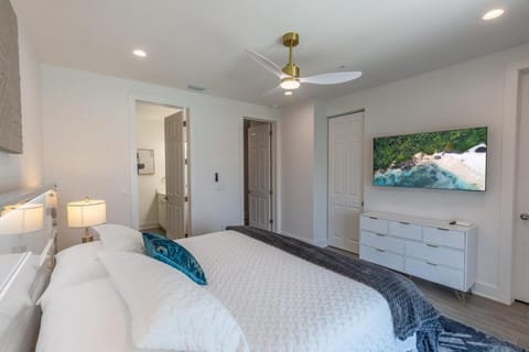 Madeira Luxe Retreat Apartment in Redington Beach
