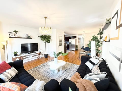 Communal lounge/ TV room, TV and multimedia, Living room, Seating area, Evening entertainment