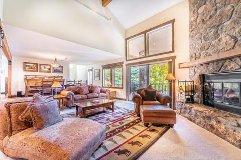 Day, View (from property/room), Living room, Dining area, fireplace, furniture