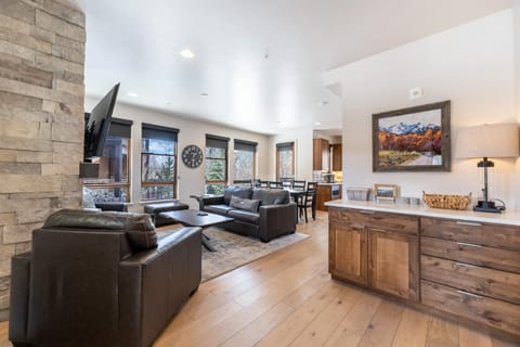 TV and multimedia, Living room, Dining area, fireplace, furniture