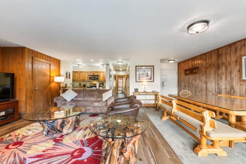 TV and multimedia, Kitchen or kitchenette, Living room, Seating area, furniture