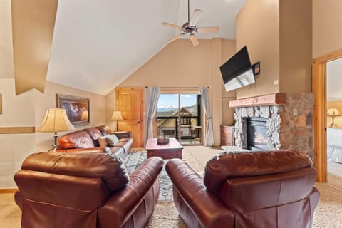 TV and multimedia, View (from property/room), Balcony/Terrace, Living room, Seating area, Mountain view, fireplace, furniture