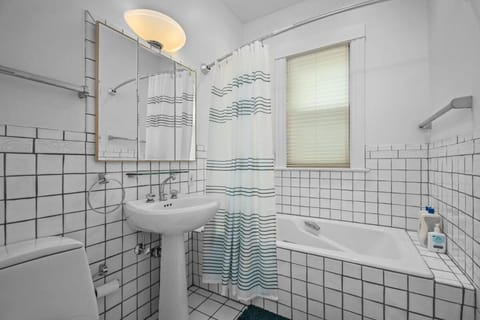 Beautiful, 3br Near Lake Bde Maka Ska Apartment in Minneapolis