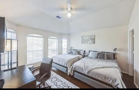 Spacious Lavish Midterm Oasis Home House in Houston