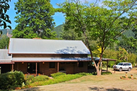 Property building, Facade/entrance, Natural landscape, Garden view, Parking