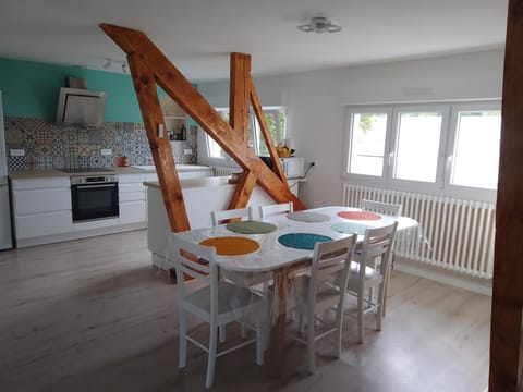 Kitchen or kitchenette, Dining area