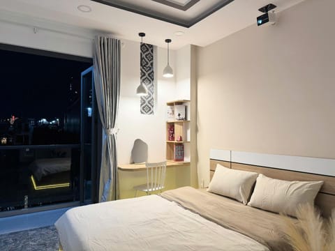 Bed, Living room, Photo of the whole room, Seating area, Bedroom