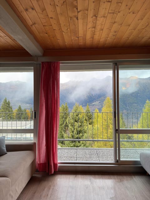 Balcony/Terrace, Living room, Mountain view
