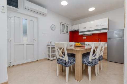 Kitchen or kitchenette, Dining area, oven, pet friendly, stove