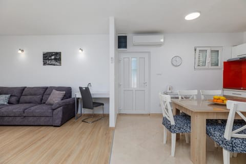 Living room, Seating area, Dining area, air conditioner