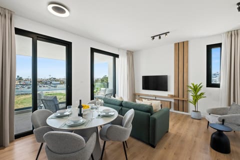 TV and multimedia, Living room, Seating area, Dining area