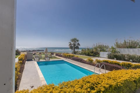 Day, Natural landscape, Sea view, Swimming pool, sunbed