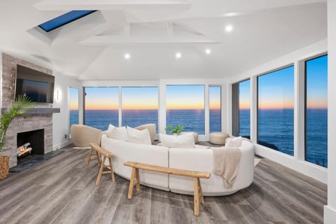Distinguished Oceanfront Point Estate with Iconic Beach Mountain Vistas House in Montara