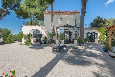 Property building, Patio, Day