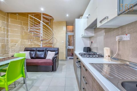 Kitchen or kitchenette, Living room, Seating area, Dining area, minibar, pet friendly, stove