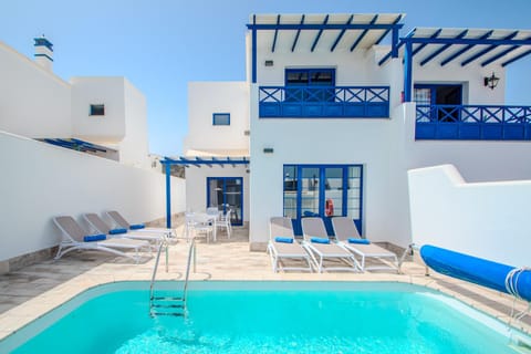Shower, Balcony/Terrace, Beach, Landmark view, Swimming pool, heating, internet, sunbed, towels, air conditioner