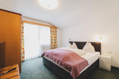 Bed, Photo of the whole room, Bedroom, internet, wardrobe