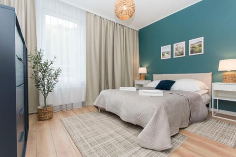 Bed, Bedroom, towels, wardrobe