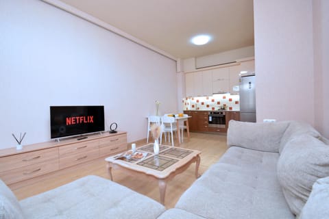 TV and multimedia, Kitchen or kitchenette, Living room, Seating area, Dining area
