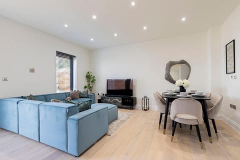 Elliot Oliver - Stylish and Comfortable 3 Bedroom Town House with En-suites to all Bedrooms and within a Short Walk to the Town Centre House in Cheltenham