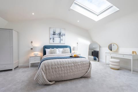 Elliot Oliver - Stylish and Comfortable 3 Bedroom Town House with En-suites to all Bedrooms and within a Short Walk to the Town Centre House in Cheltenham
