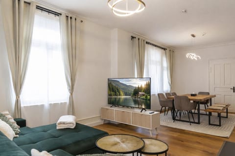 Communal lounge/ TV room, TV and multimedia, Living room, Seating area, Dining area, internet, internet