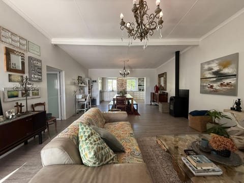 TV and multimedia, Kitchen or kitchenette, Living room, Seating area