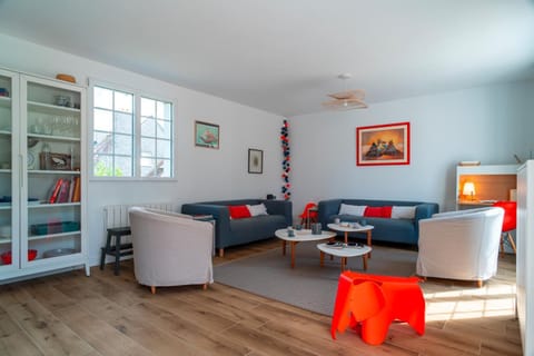 Living room, Seating area