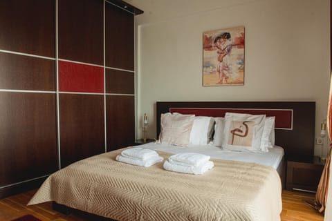 Bedroom, towels, wardrobe