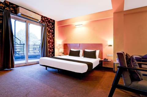 Bed, Living room, Photo of the whole room, Seating area, Bedroom