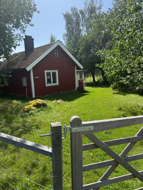 Property building, Day, Natural landscape, Garden, Garden view