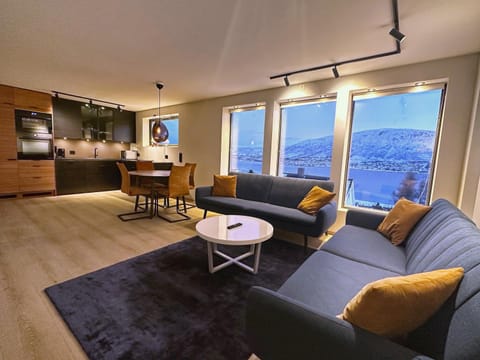 Natural landscape, Kitchen or kitchenette, Living room, Seating area, Dining area, Mountain view, stove
