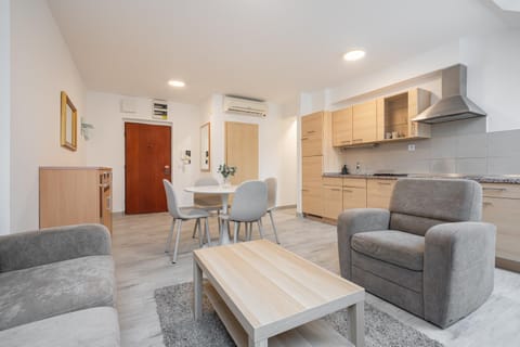 Kitchen or kitchenette, Living room, Seating area, Dining area, air conditioner