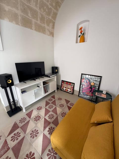 TV and multimedia, Living room, Seating area, Evening entertainment