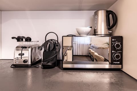 Coffee/tea facilities, oven, toaster
