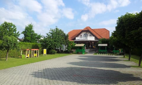 Restaurant/places to eat, Facade/entrance