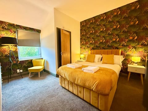 Bed, Photo of the whole room, Seating area, Bedroom