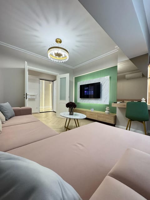Communal lounge/ TV room, Bed, TV and multimedia, Living room, Seating area, Bedroom